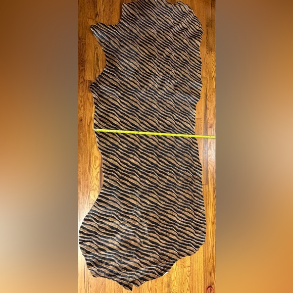 Large Hair-on (short pile) Tiger Stripes Pattern Leather cutting - Picture 4 of 5